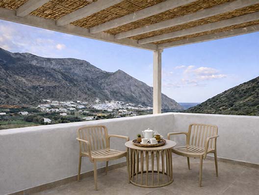 Μεγάλη βεράντα με θέα στο τοπίο της Σίφνου