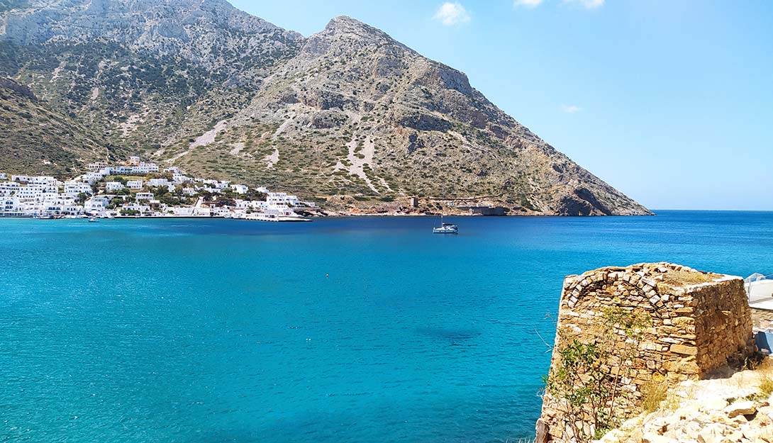 Ο κόλπος των Καμαρών στη Σίφνο