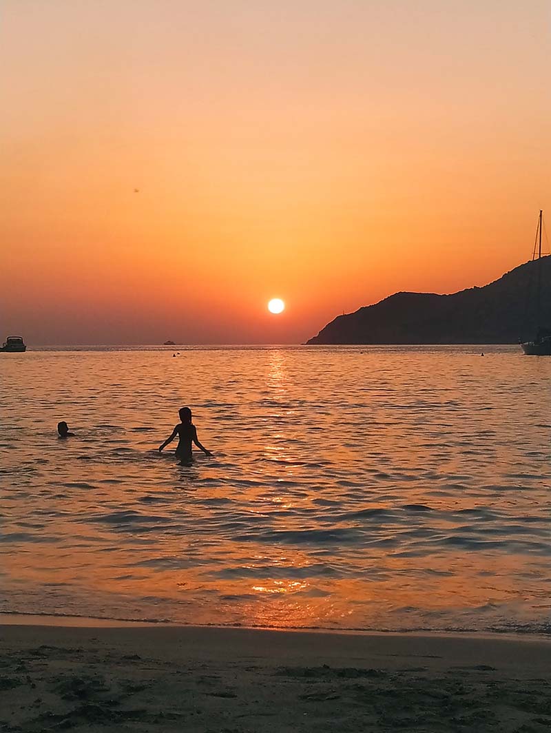 Η ώρα του ηλιοβασιλέματος στις Καμάρες της Σίφνου